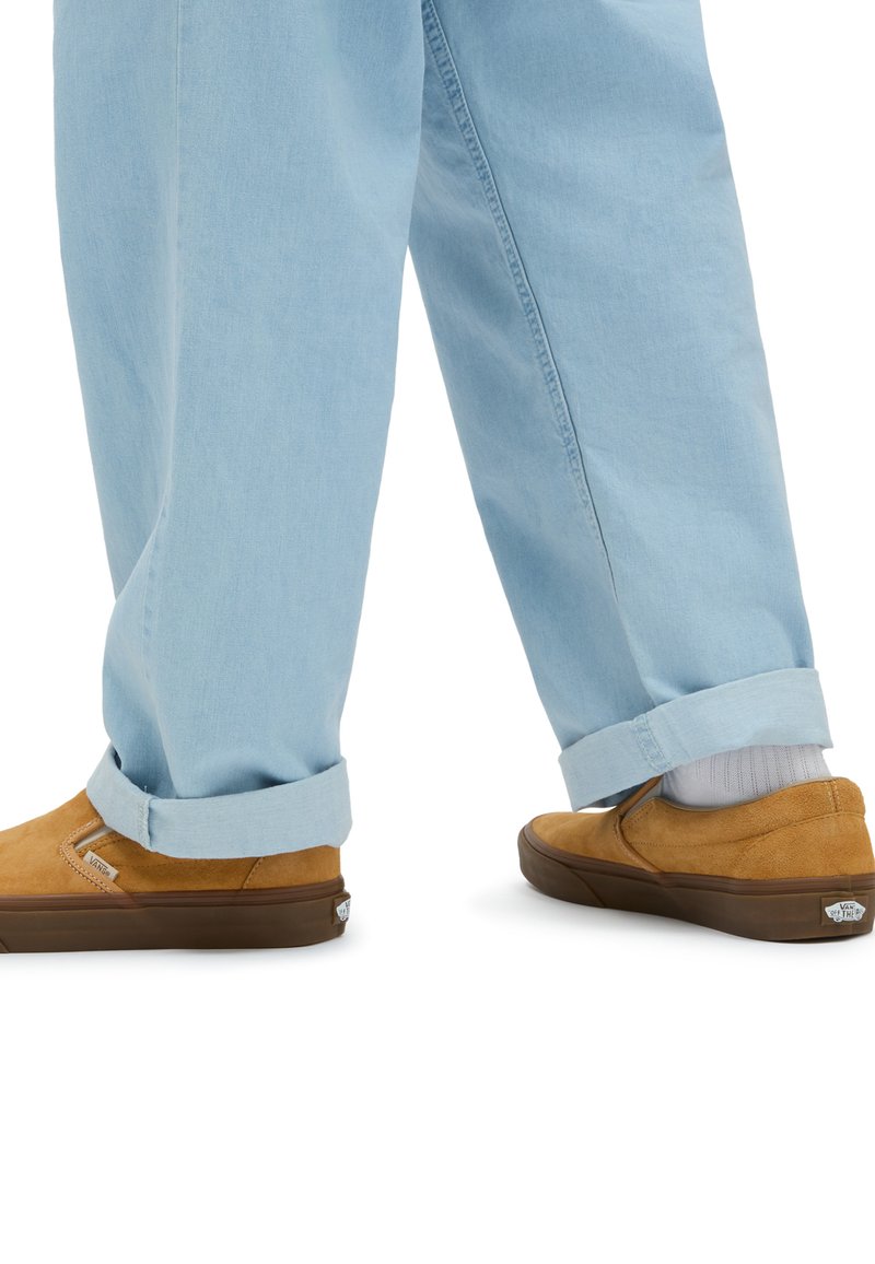 Vans CLASSIC SLIP-ON UNISEX - Belebújós cipők - pig suede gum antelope