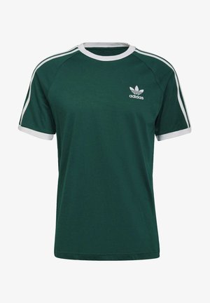 T-shirt vert à manches courtes avec des accents blancs et trois bandes blanches sur les épaules. Présente un logo Adidas blanc sur la poitrine.
