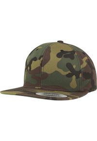 Katonai álcázott snapback sapka, sima textúrájú anyagból készült, zöld, barna és sárga mintázattal, merev karimával és állítható hátrésszel.