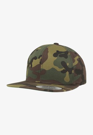 Tarnmuster Snapback-Kappe, aus glattem Stoff gefertigt, mit grünen, braunen und gelben Mustern, steifer Krempe und verstellbarem Rücken.