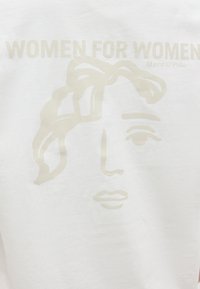 Σχεδίαση περιγράμματος προσώπου γυναίκας με κυματιστά μαλλιά και το κείμενο "ΓΥΝΑΙΚΕΣ ΓΙΑ ΓΥΝΑΙΚΕΣ" και "Marc O’Polo" σε λευκό φόντο.