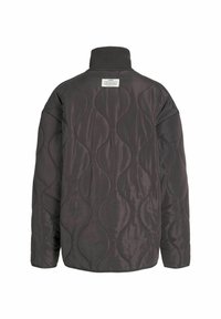 Veste noire matelassée avec un col haut, présentant une texture brillante et un motif de couture ondulé. Comprend une étiquette de marque à l'arrière.