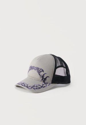 Szara i czarna siatkowa czapka z daszkiem z fioletowymi, plemiennymi wzorami płomieni na przodzie i daszku, na jednolitym białym tle.