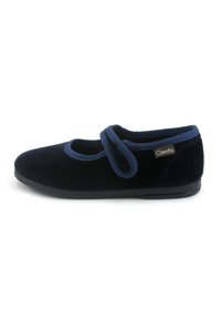 Scarpa in velluto nero con punta rotonda, fascetta alla Mary Jane e rifinitura blu navy. Presenta una suola in gomma piatta e un piccolo tag con logo sul lato.