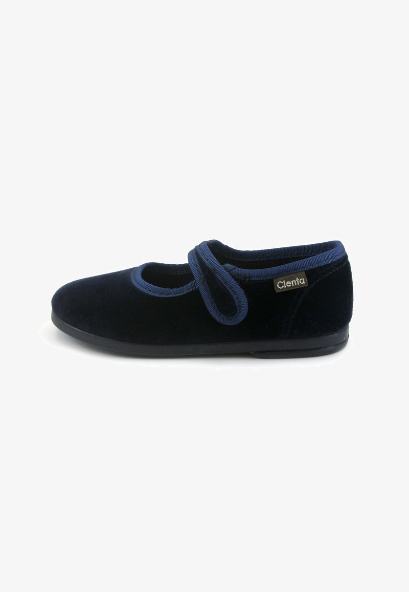 Scarpa in velluto nero con punta rotonda, fascetta alla Mary Jane e rifinitura blu navy. Presenta una suola in gomma piatta e un piccolo tag con logo sul lato.