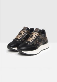 Sneakers in pelle nera con dettagli dorati, caratterizzati da lacci strutturati, una suola bianca e un design elegante. Logo decorativo sul lato.