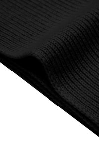 Tissu noir côtelé à texture lisse, présentant des lignes verticales et un bord plié. Matériau léger et flexible, idéal pour diverses utilisations.