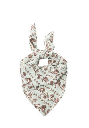 Foulard triangulaire blanc avec des motifs floraux et feuillus marron, noué avec deux extrémités pointues qui s'étendent vers le haut.