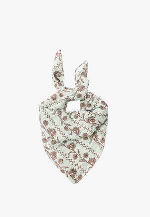 Foulard triangulaire blanc avec des motifs floraux et feuillus marron, noué avec deux extrémités pointues qui s'étendent vers le haut.