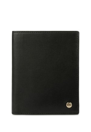 Cartera de cuero negro texturizado con bordes cosidos y un pequeño logo metálico redondo en la esquina inferior derecha, cerrada y de pie.