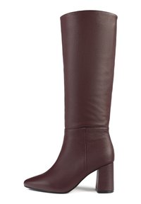 Stivale in pelle bordeaux alto fino al ginocchio con finitura testurizzata, punta affusolata e tacco largo. Presenta un design semplice e dettagli di cucitura minimi.
