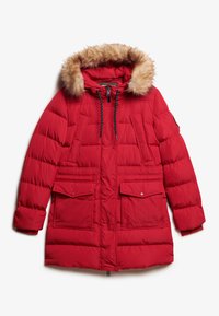 Chaqueta de plumas roja con capucha con borde de piel, cierre de cremallera y cordones negros. Presenta dos bolsillos frontales y textura acolchada.