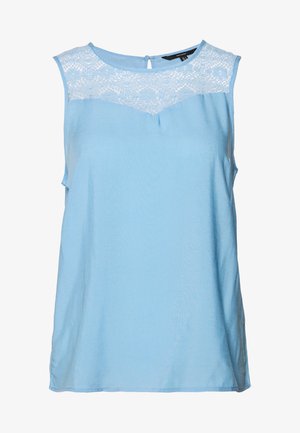 Bezramenná světle modrá blůza s krajkovým detalem na vrcholu a klíčovou knoflíkovou uzávěrkou na zadním výstřihu.