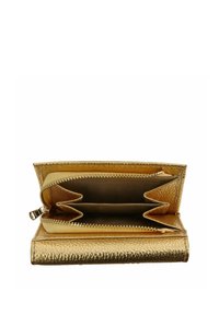 Portefeuille en cuir doré avec une texture lisse, plusieurs emplacements pour cartes, une poche intérieure zippée, et un design pliable avec une fermeture éclair.