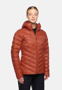 Kapuzenshirt in dunkelorange mit einem Chevron-Muster, Reißverschluss und Logo auf der linken Brust. Glatte, glänzende Textur.