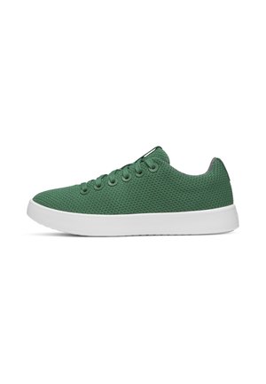 Grüner Mesh-Sneaker mit grünen Schnürsenkeln und weißer Gummisohle, Seitenansicht auf weißem Hintergrund.