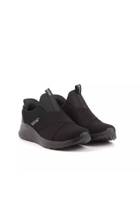 Scarpe nere senza lacci con tomaia in tessuto elastico, fasce elastiche e suola in gomma testurizzata, con logo sul lato.