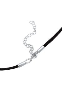 Collana in corda intrecciata nera con chiusura e prolungamento in metallo argentato. Presenta una texture liscia e un design semplice.