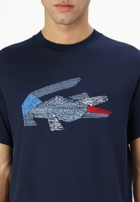 Lacoste Trükipildiga T-särk - dark blue