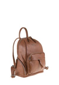 Sac à dos en cuir marron avec une finition texturée, deux poches zippées à l'avant, des bretelles réglables et une poignée supérieure.