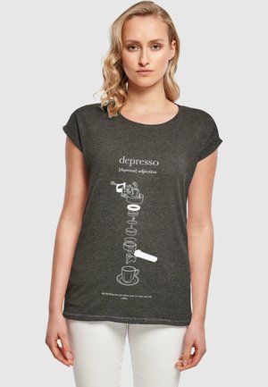 Anthrazitgraues T-Shirt mit kurzen Ärmeln, das weiße grafische Texte und Illustrationen zur Kaffeezubereitung zeigt.