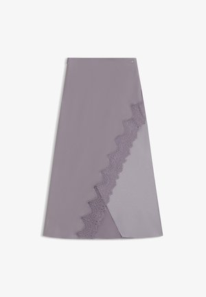 Lila gefärbter Rock mit einem Seitenpanele, das mit gewelltem Spitze verziert ist, und einem diagonalen Saum. Hergestellt aus einem strukturierten Stoff mit glatten Akzenten.
