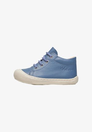 Chaussure en cuir bleu pour tout-petit avec semelle en caoutchouc blanche, bout rond, lacets bleus et logo embossé sur le côté.