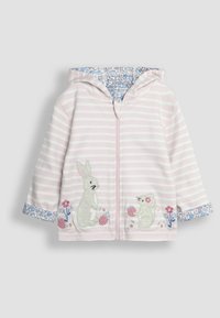 Chaqueta con capucha de rayas rosas, con diseños bordados de conejo y ratón, acentos florales en los puños y forro de tela estampada dentro de la capucha.