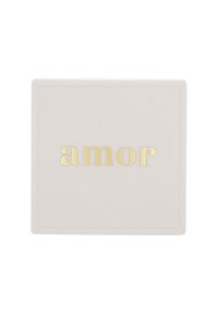 Piatto quadrato in ceramica rosa chiaro con bordo rialzato, caratterizzato dalla parola "amor" in lettere dorate in rilievo. Texture liscia, design minimal.