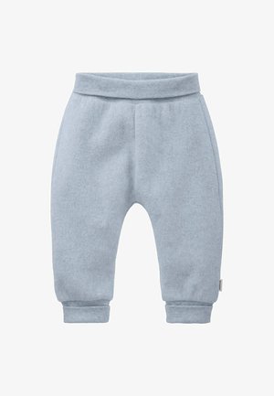 Lichtblauwe, zachte babybroek met opgerolde boorden en een brede tailleband, ontworpen voor comfort en bewegingsvrijheid.