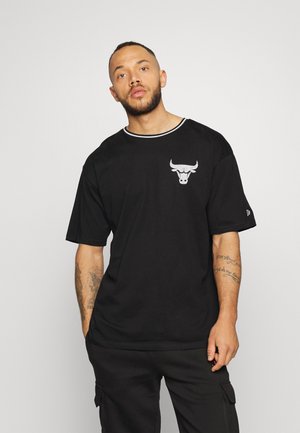 New Era NBA DISTRESSED GRAPHIC OVERSIZED TEE CHICAGO BULLS - Equipación de clubes - black
