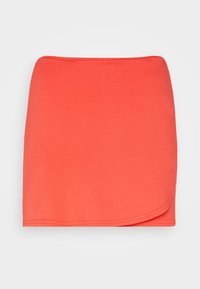 Mini falda de color coral en un tejido suave y elástico con diseño envolvente y dobladillo redondeado, que presenta costuras limpias para mayor durabilidad.