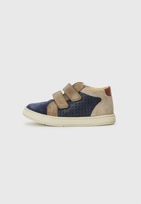 Velcro-sandal i marineblått, beige og brunt semsket skinn. Har perforert design, rund tå og en teksturert gummisåle.
