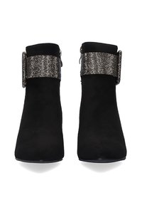 Botines negros de ante, con una banda texturizada plateada brillante y una cremallera en el lateral para facilitar su uso.
