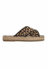 Sandales à enfiler en imprimé léopard avec des brides croisées, semelle en jute tissée et détails de couture noire le long des bords.