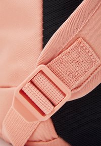 Nike Sportswear UNISEX - Mochila - madder root/black