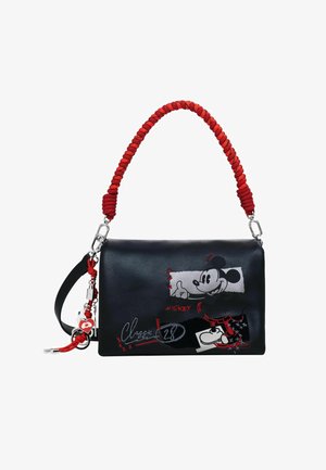 Bolso de mano de imitación de cuero negro con asa trenzada roja, que presenta gráficos de Mickey Mouse, herrajes en plata y acentos gráficos.