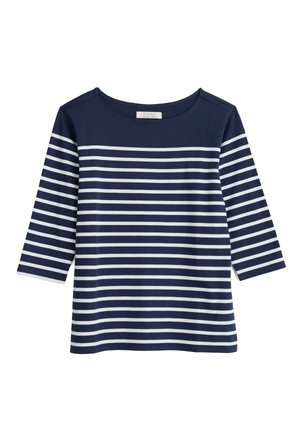 Top din bumbac albastru marin cu mâneci 3/4, cu dungi albe orizontale. Decupaj rotund și croială lejeră. Textură netedă.