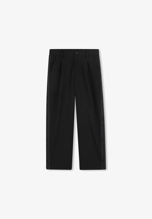 Pantalon noir à coupe droite, avec poches latérales, fermeture par bouton et une bande griffée le long de la couture extérieure.