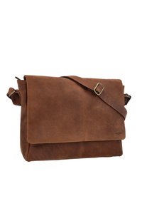 Smeđa kožna torba preko ramena s preklopnim zatvaračem, podesivim remenom i diskretnim brend detaljem u donjem kutu, s glatkom teksturom.