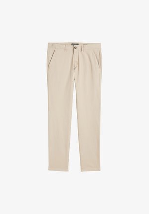 Beige Chinos mit geradem Schnitt, zwei Fronttaschen und einem Reißverschluss mit Knopfverschluss. Glattes Material mit subtiler Textur.