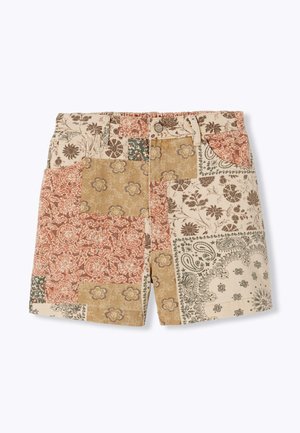 Short taille haute avec motifs patchwork floraux et cachemire dans des tons beige, marron, rouille et vert atténué, avec poches avant et passants de ceinture.