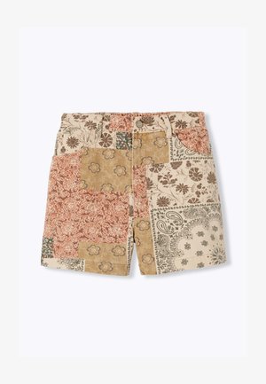 Short taille haute avec motifs patchwork floraux et cachemire dans des tons beige, marron, rouille et vert atténué, avec poches avant et passants de ceinture.