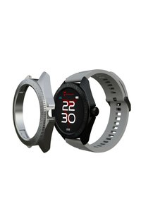 Die Smartwatch hat ein schwarzes, rundes Zifferblatt mit roten Akzenten, ein digitales Display, eine graue wechselbare Lünette und ein Silikonarmband mit Belüftungsöffnungen.