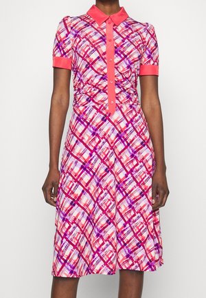 Kjole med klokkeform og knælængde med abstrakt ternet mønster i pink, rød og lilla, korte pufærmer samt fast koralfarvet krave og knapliste.