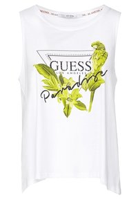 Biała, bezrękawnikowa koszulka bawełniana z zielonym papugą i kwiatowym nadrukiem, czarnym logo "GUESS LOS ANGELES" oraz przyozdobionymi ćwiekami akcentami w kształcie trójkąta.