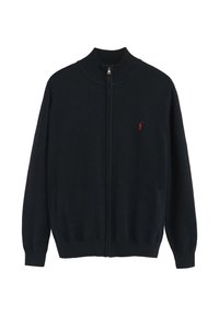 Mörkblå zip-up cardigan i mjukt stickat tyg. Har hög krage, ribbade ärmslut och nederkant, samt en liten röd logotyp på vänster bröst.