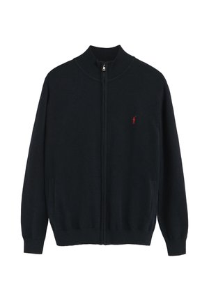 Granatowy sweter zapinany na zamek wykonany z miękkiej dzianiny. Ma wysoki kołnierz, ściągacze w mankietach oraz na dole, a także małe czerwone logo na lewej piersi.