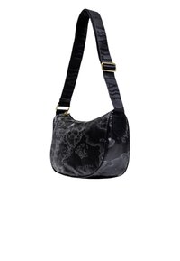 Bolso cruzado negro con estampado de mapa mundial y correa ajustable negra que presenta texto oscuro y hebilla de hardware dorado.