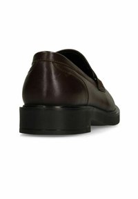 Donkerbruine leren schoen met een gladde afwerking, afgeronde vorm en een zwarte rubberen zool. Heeft subtiele stiksels langs de hiel en de bovenkant.